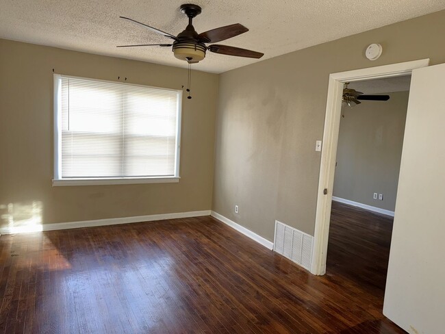 Building Photo - Heart of Lubbock 1/1 Duplex