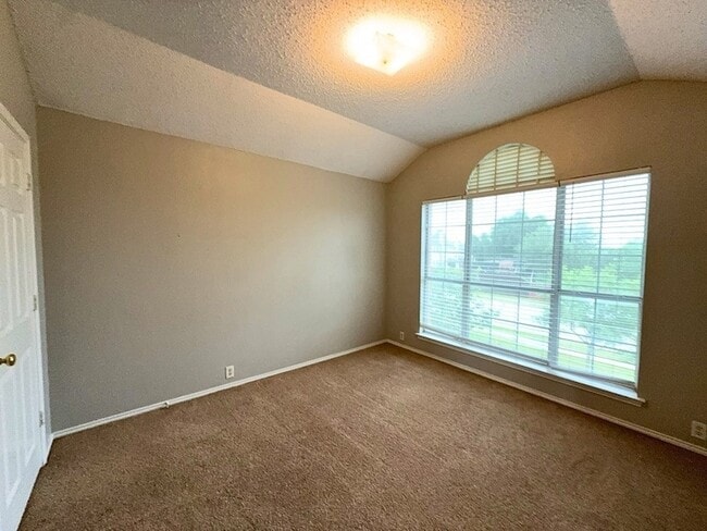 Building Photo - 2805 Crater Lake Ln
