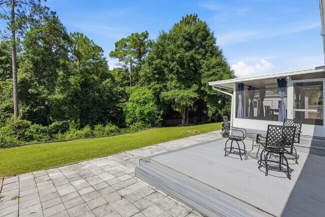 Building Photo - "Charming Pet Friendly 4-Bed Oasis in South Crestview with $500.00 Off First Full Months Rent!"