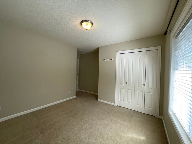 Building Photo - 5 Bed 2.5 Bath + a Den in Tigard/Bull Mountain - Solar Panels, Central A/C and More!