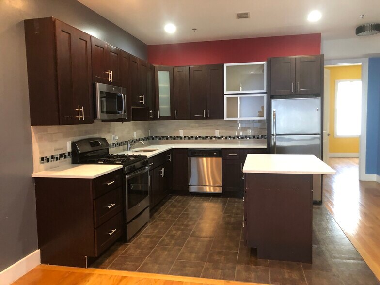 Building Photo - 646 Montgomery St