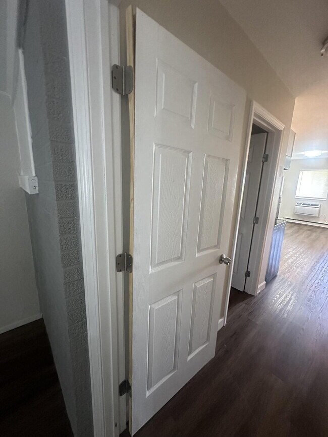 Building Photo - 2 bed 1 bath fully renovated