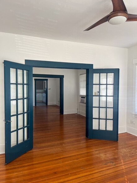 Living Room - 719 W French Plz