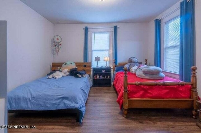 Building Photo - 440 E 6th St