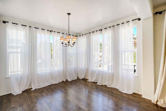 Building Photo - D20 5bdrm Home on Quiet Street in North Co...