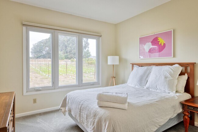 Building Photo - Wine Country Living! Spacious 4 bedroom 2....