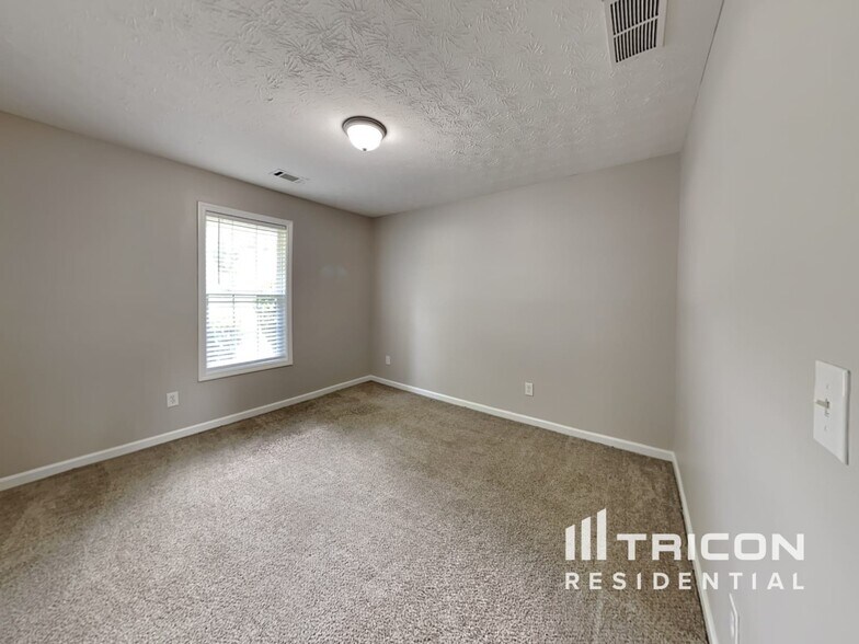 Building Photo - 347 Royal Oaks Dr