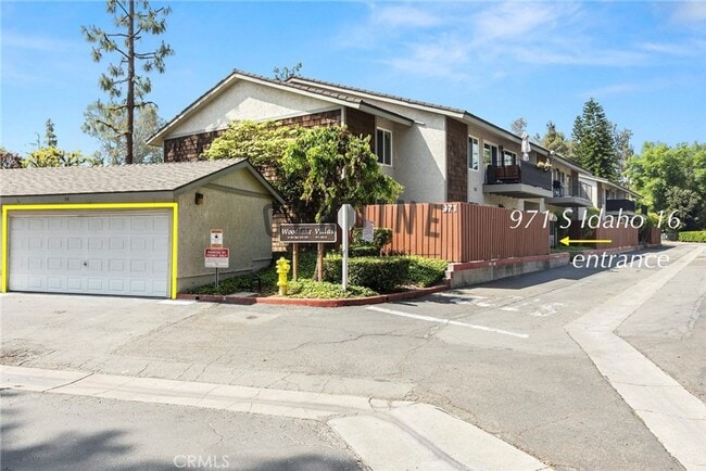Building Photo - Stunning 2nd Story 3 Bedroom Condo in Woodlake Villas, La Habra
