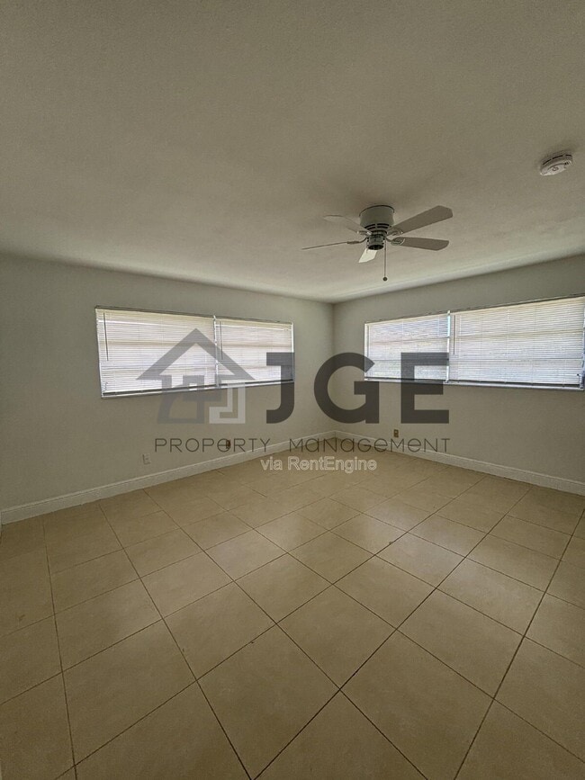 Building Photo - 1040 Crystal Lake Dr