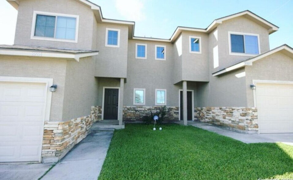 Building Photo - 8704 Vista de Nubes