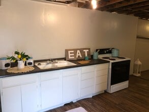 Building Photo - 1 bedroom with 1 bath with a single garage, downstairs unit for rent !