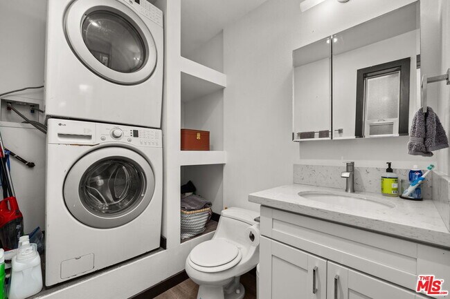 Building Photo - 28207 Laura La Plante Dr