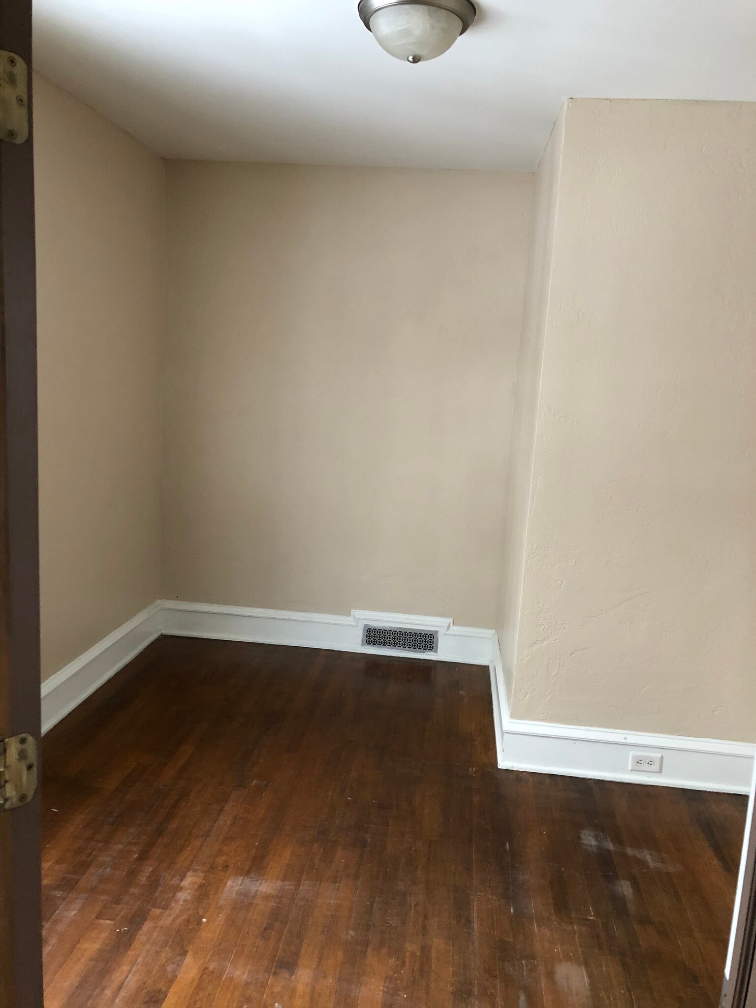 bedroom / office room - 812 Swift Ave