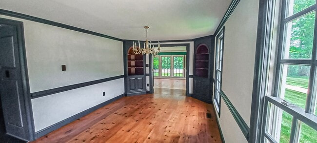 Building Photo - Oversized 4 Bedroom 3.5 Bathroom Home Situ...