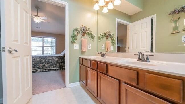 Building Photo - 2453 Blarney Stone Dr