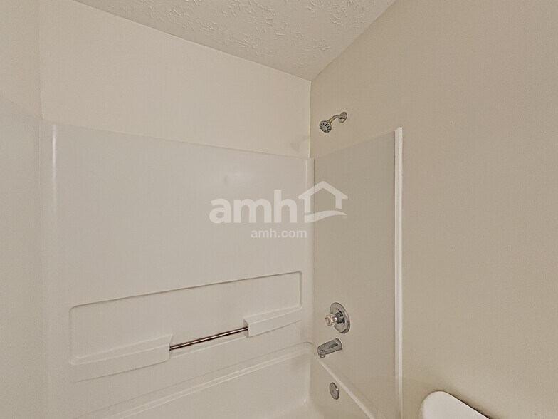 Building Photo - 558 The Blvd