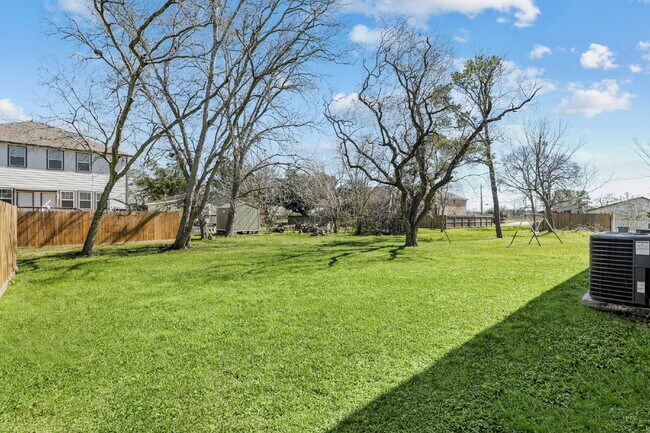 Building Photo - Recently updated 2-bedroom, 1.5-bathroom a...