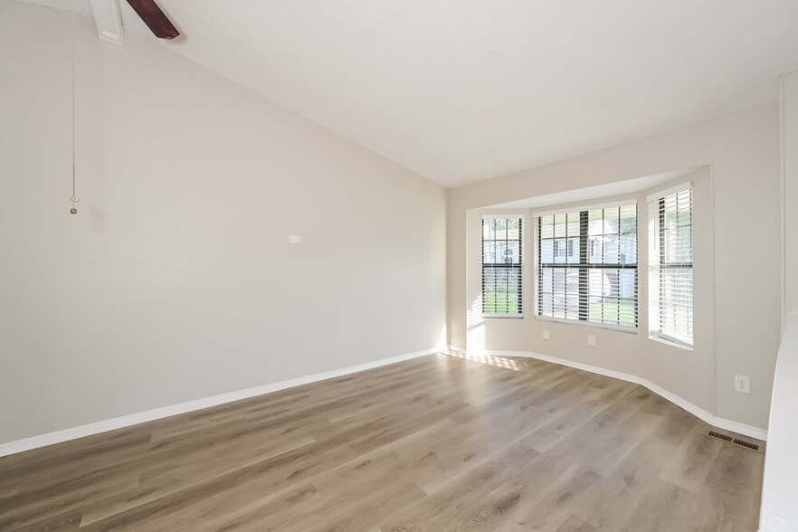 Building Photo - 2068 Lown Farm Ln