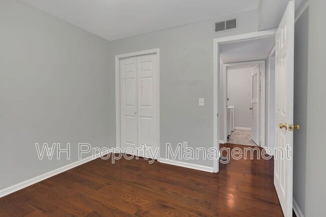 Building Photo - 1620 18th Ave S