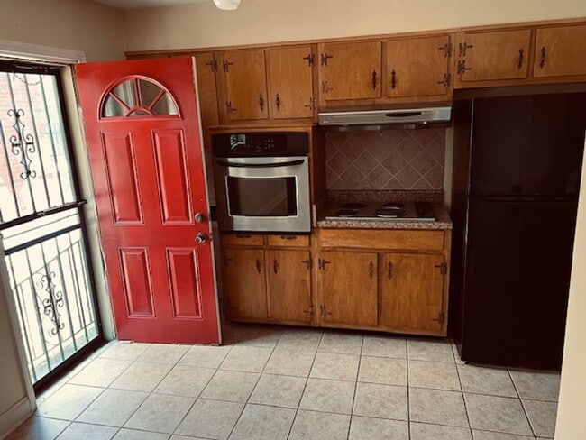 Building Photo - Two Bed One Bath in Volintine Evergreen