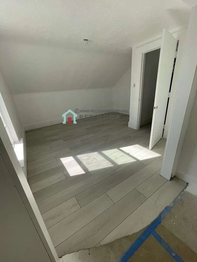 Building Photo - Beautifully Remodeled 3 Bed, 2 Bath Home – Pet Friendly!