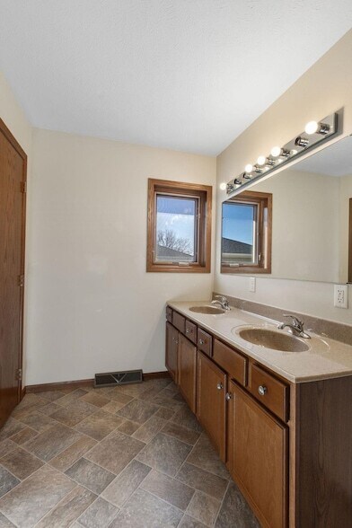 Building Photo - 112 N 5th St