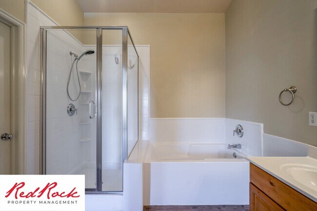 Building Photo - 5 Bedroom Pet Friendly Home! MOVE IN SPECI...