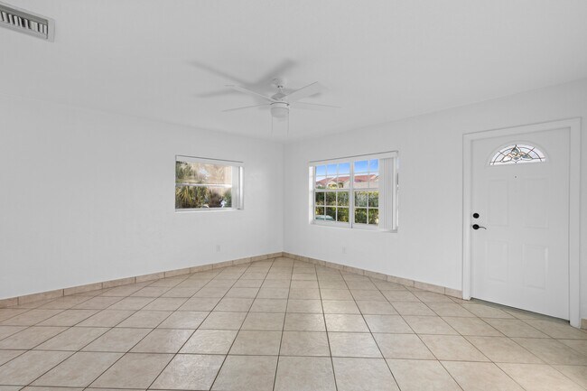Building Photo - 9500 NW 74th Ct