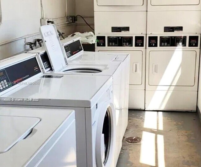 Building Photo - 18900 NE 3rd Ct