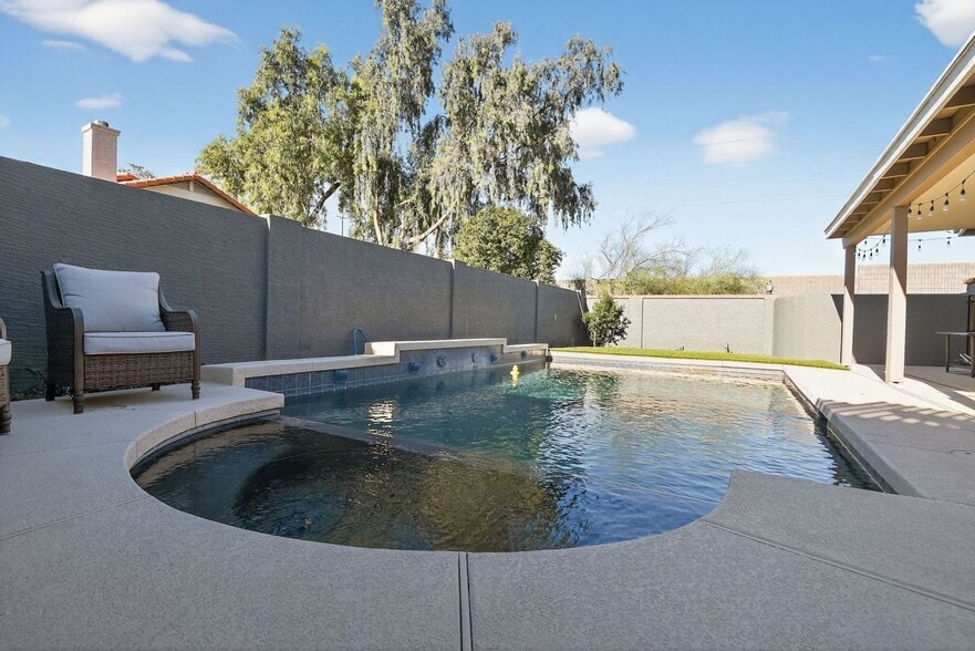 Building Photo - 8807 E Dahlia Dr