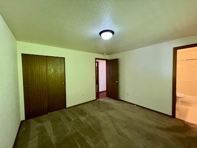 Building Photo - PENDING APPLICATION; 3 BD w/ Vaulted Ceiling