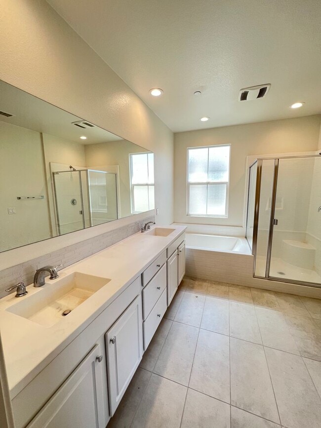 Building Photo - *DEPOSIT MOVE IN* Beautiful 2 Bedroom 2 Ba...