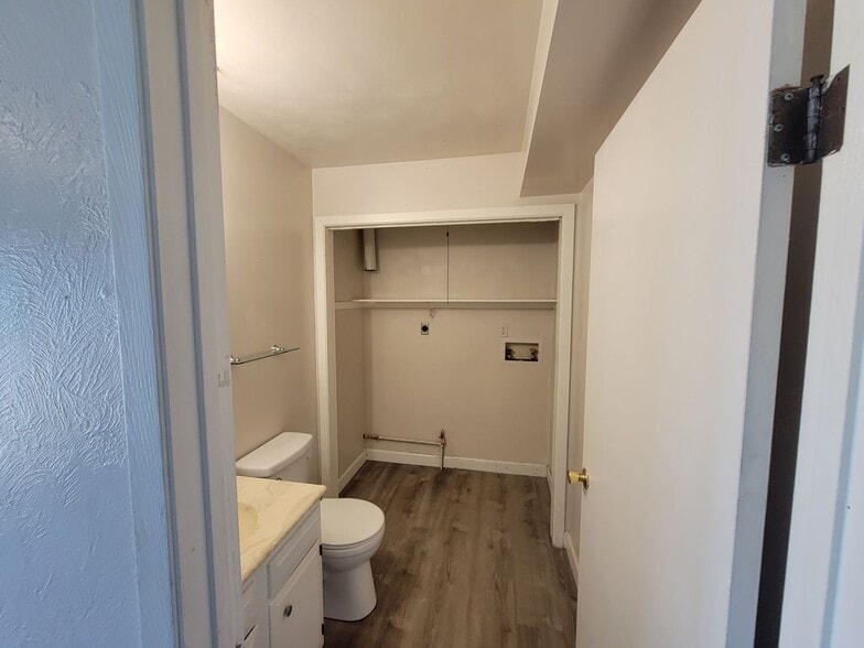 Laundry hookup - 1309 W Chestnut St