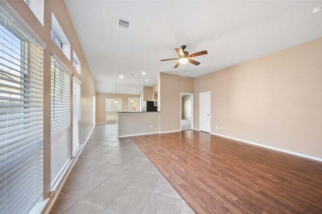 Building Photo - 9307 Sunlit Park Dr