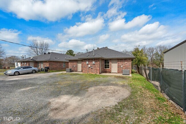 Building Photo - 1719 Lakeshore Dr