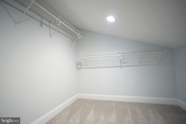 Building Photo - 322 Sugarland Run Dr