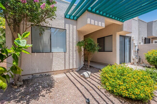 Building Photo - 4950 N Valle Rd