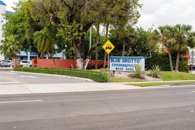 Building Photo - 9460 Fontainebleau Blvd