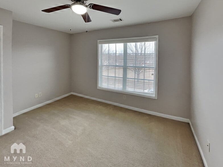 Building Photo - 6062 Park Bend Ave