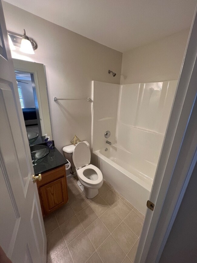 Building Photo - 717 Tower Grove Dr