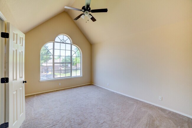 Building Photo - Beautiful home across from Jenks Middle School