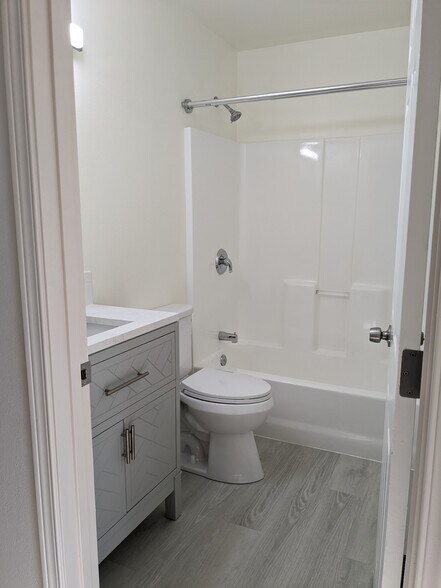 2nd bathroom - 1571 Kibler Ave