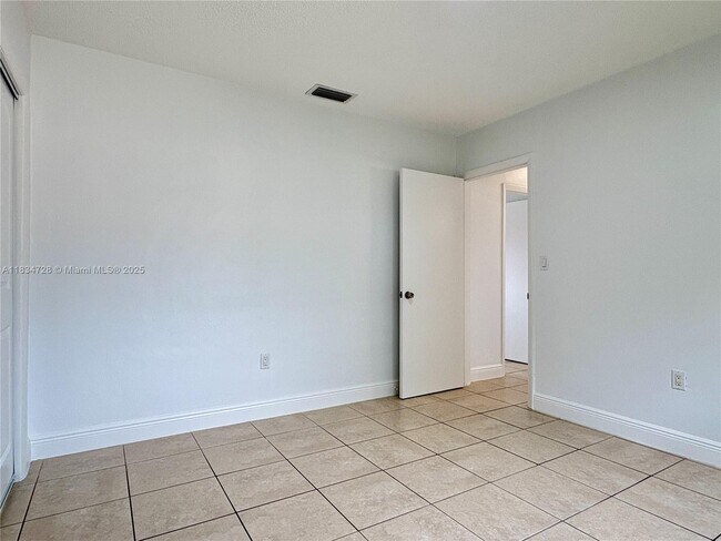 Building Photo - 1434 SW 22nd Ave
