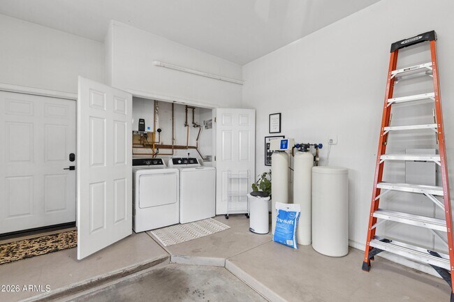 Building Photo - 1465 W Island Cir