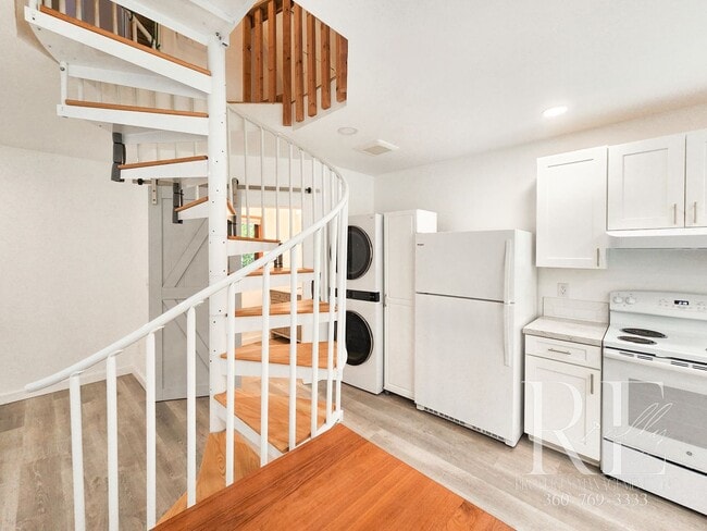 Building Photo - Waterfront Tudor | Private, Vintage Charm with Casita