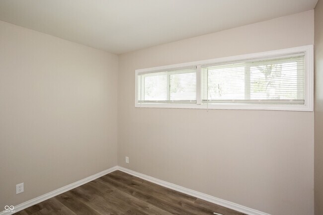 Building Photo - 4851 N Kenyon Dr