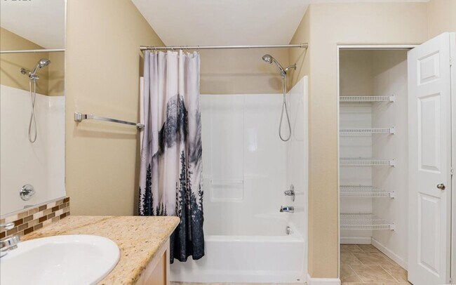 Building Photo - Bright 2BR / 2BA End-Unit Tanasbourne Condo w/ High Ceilings, Gas Fireplace, Private Balcony + At...