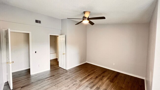 Building Photo - Unlock Your Perfect Winter Park Retreat: F...