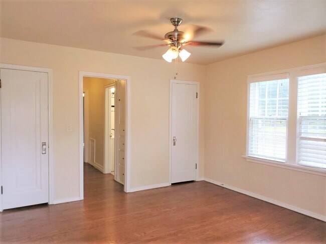 Building Photo - AMAZING 5 BED, 2 BATH MILLERS ADDITION NW OKC