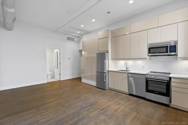 Building Photo - 124 Temple St